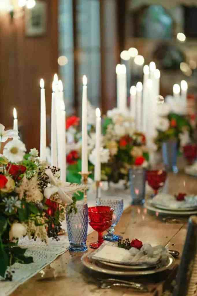 Mesa de casamento com decorações de natal