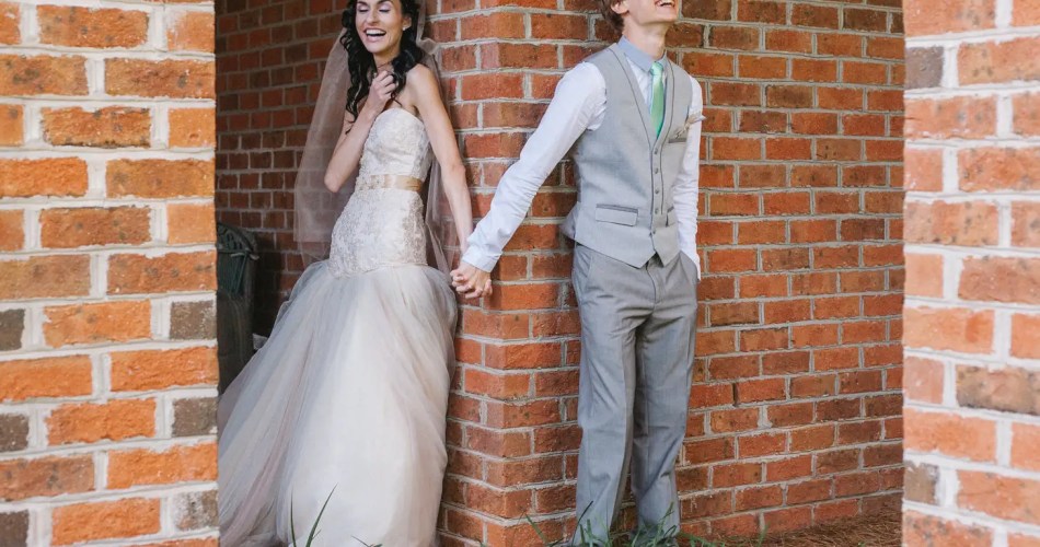 Casal de noivos sem se olhar apenas segurando as mãos antes da cerimônia