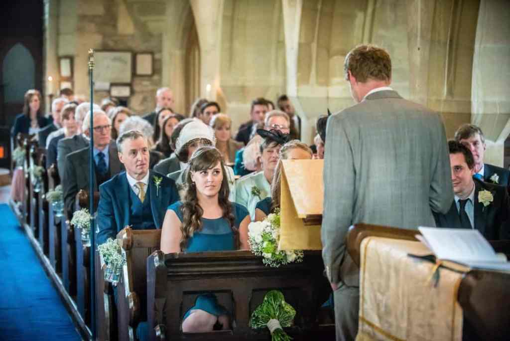 Homem fazendo leitura bíblica durante casamento