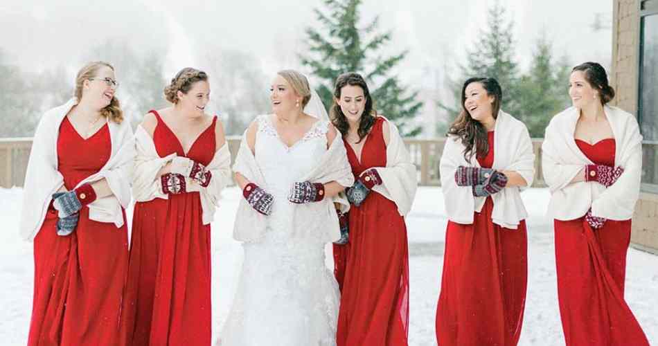 Noiva e suas madrinhas na paleta de natal em casamento
