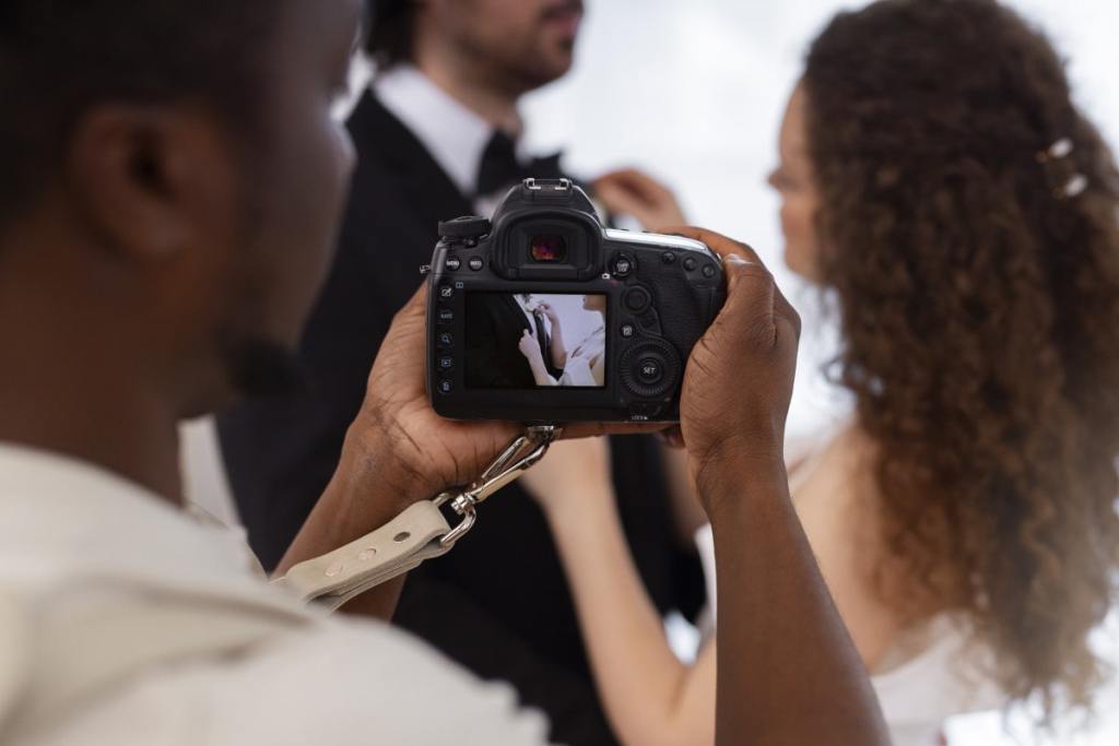Fotógrafo tirando foto de noivos em casamento