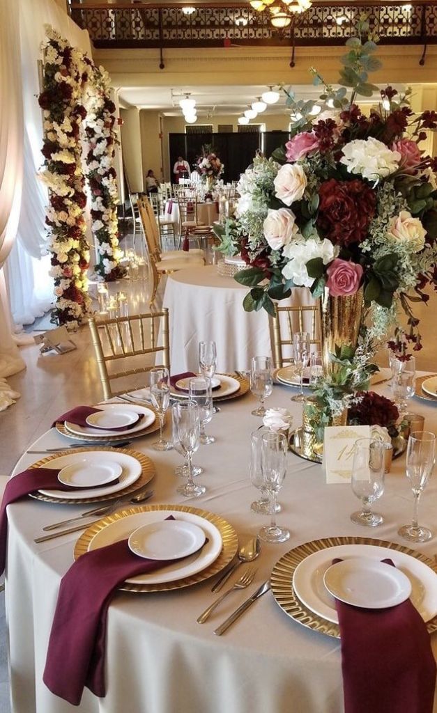 Decoração do casamento nas flores e nos pratos em cor marsala