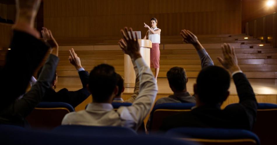 Pessoas levantando as mãos em leilões