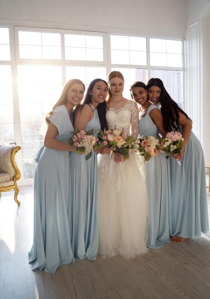 Noiva e suas madrinhas de casamento de vestido azul
