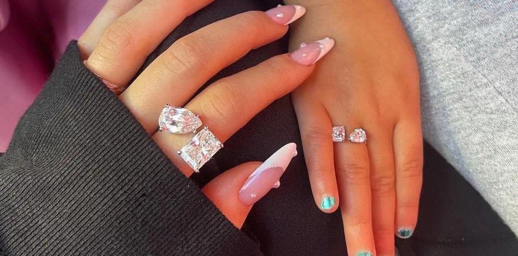 Kylie jenner e sua filha stormi usam anéis combinando