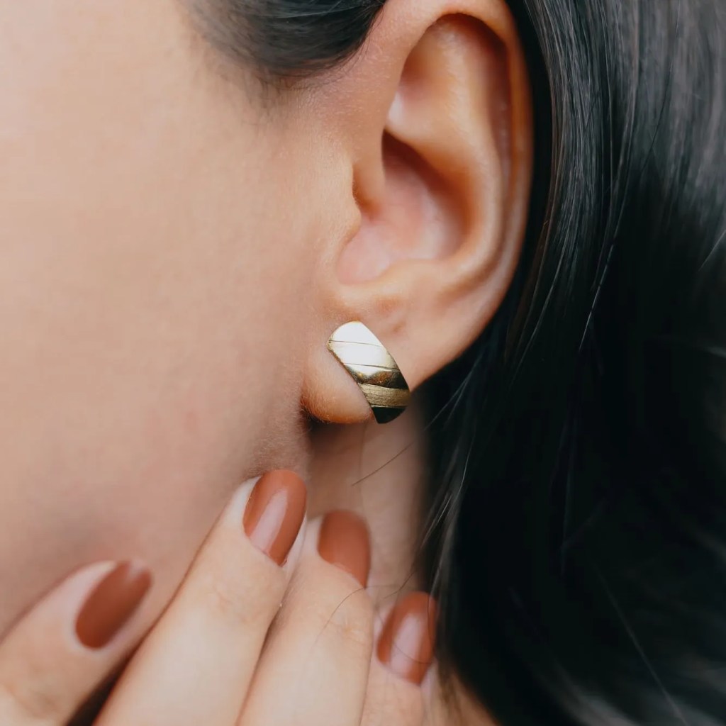 Brinco estamparia xadrez em ouro 18k meia argola | altar