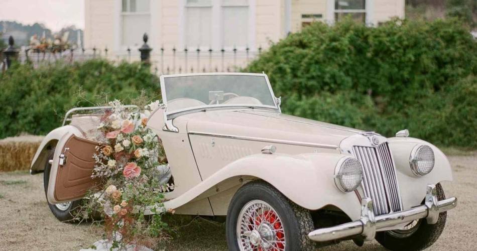 Carro antigo para casamento decorado com flores