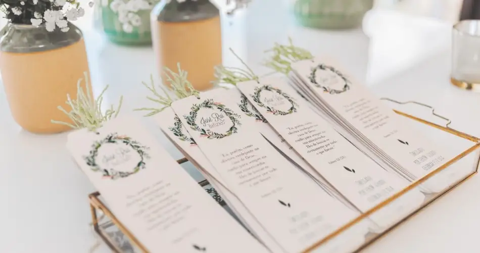 Vários convites de casamento em cima de mesa