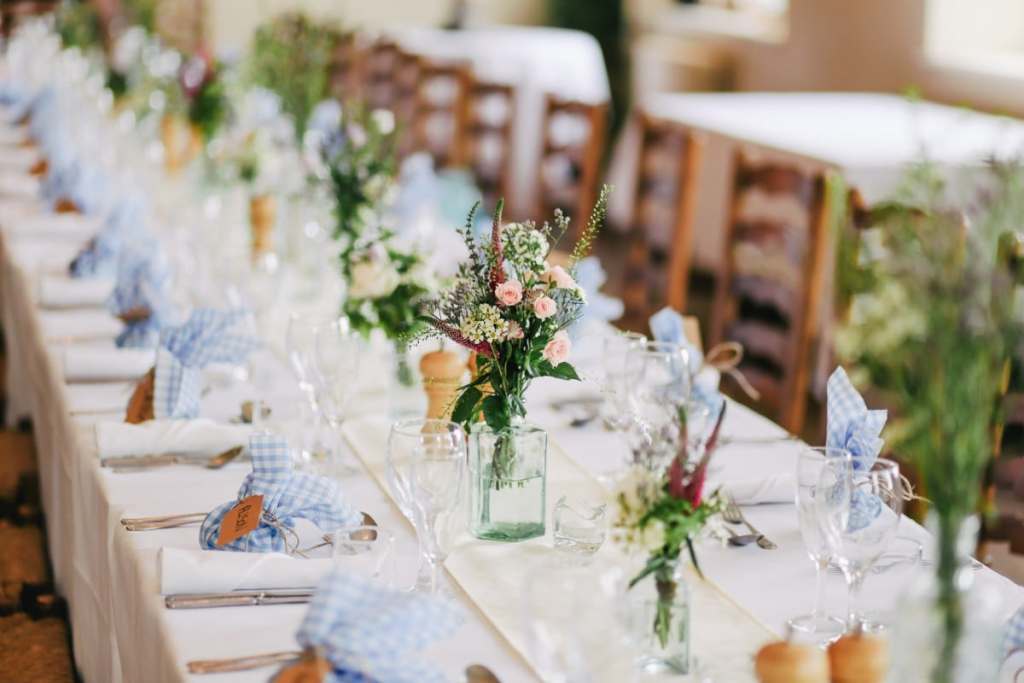 Mesa de casamento com flores, pratos e talheres