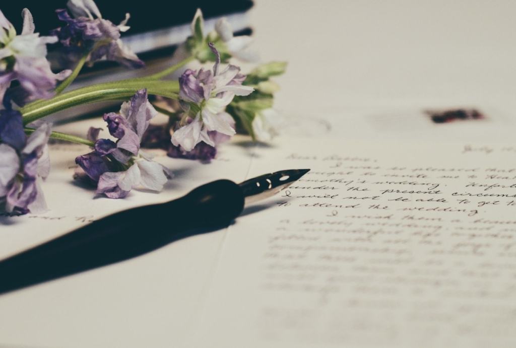 Carta, caneta e flores