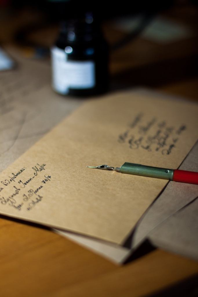 Envelope de carta e caneta