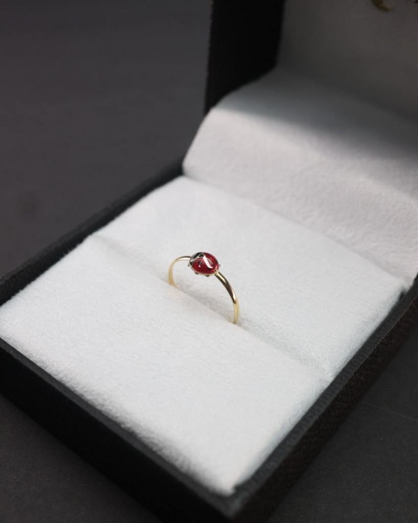 Anel infantil de joaninha da altar.