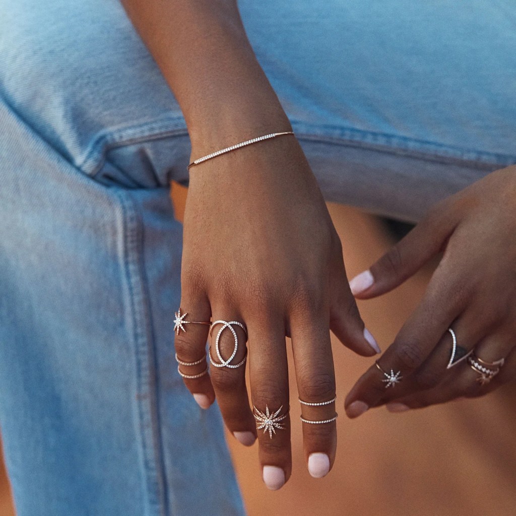 Mãos femininas usando anéis prata