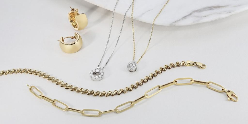 Algumas joias em cima de mesa branca