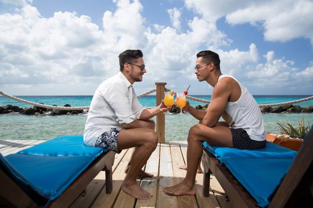 Dois homens bebendo drinks na praia