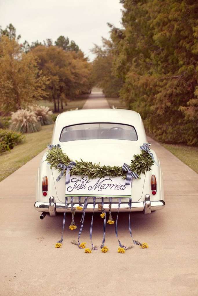 Carro com flores e placa saindo do casamento