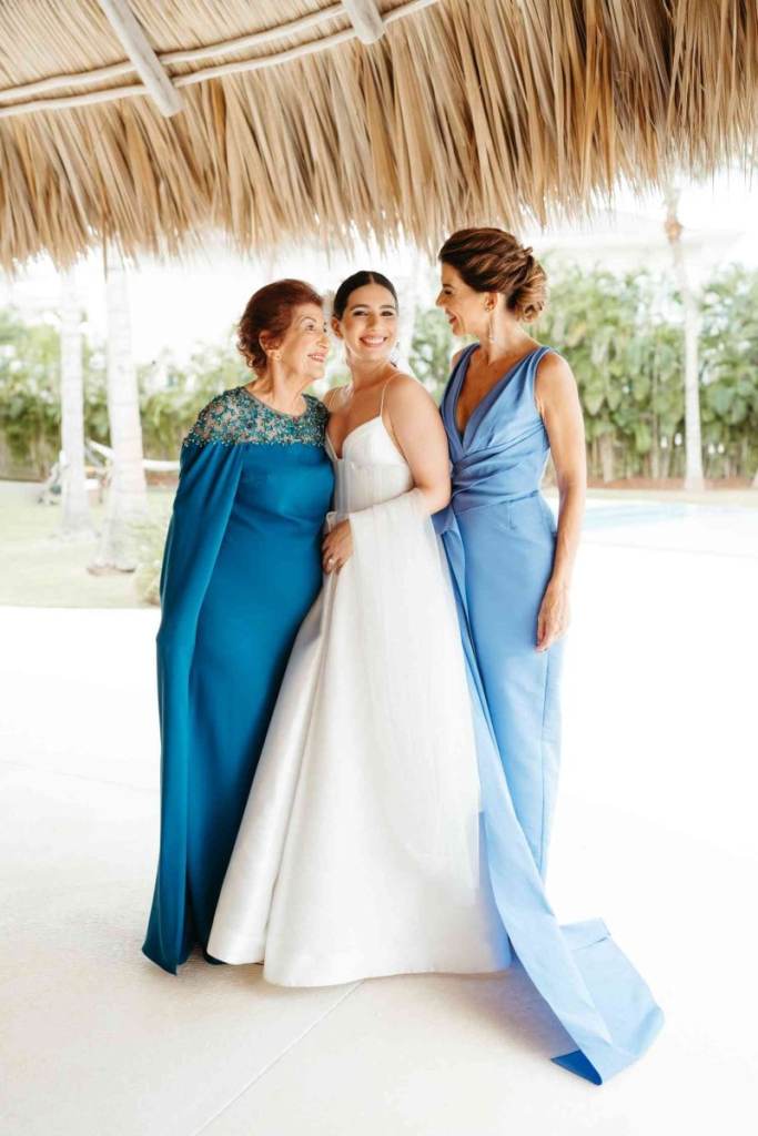Noiva, vó e mãe da noiva, a mãe e a vó estão com um vestido azul