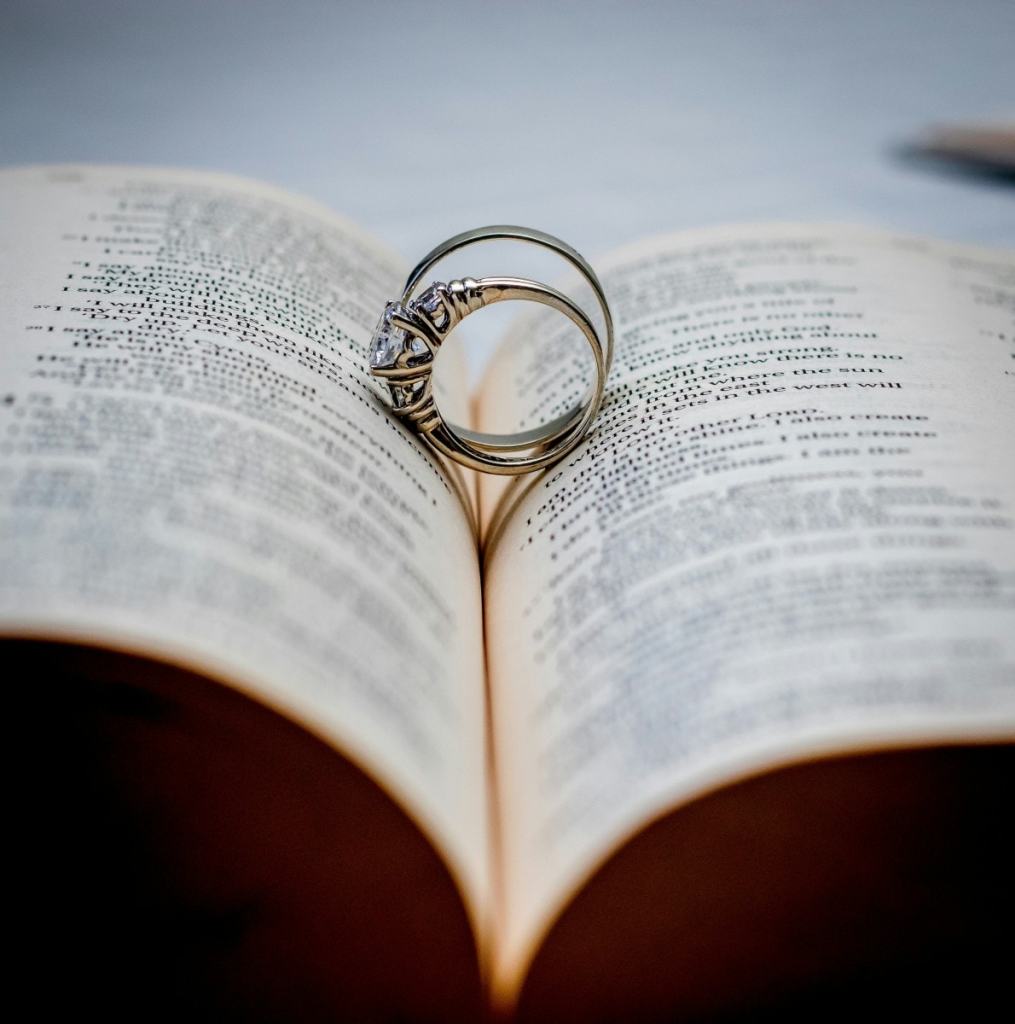 Bíblia aberta com alianças em cima