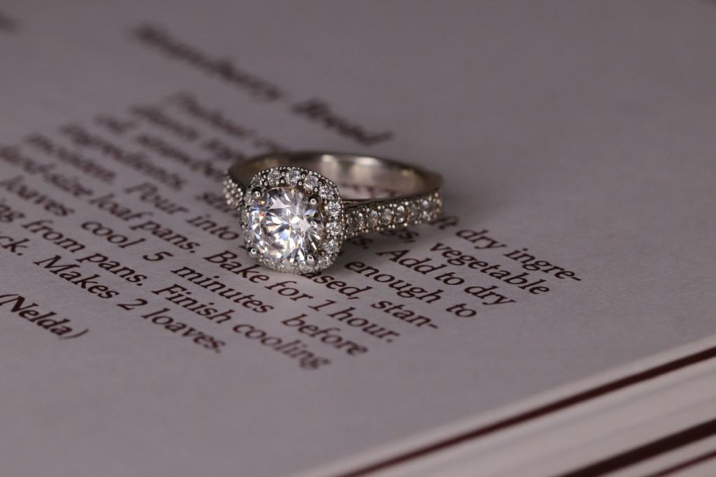 Foto de um anel de noivado de ouro branco com diversos brilhantes