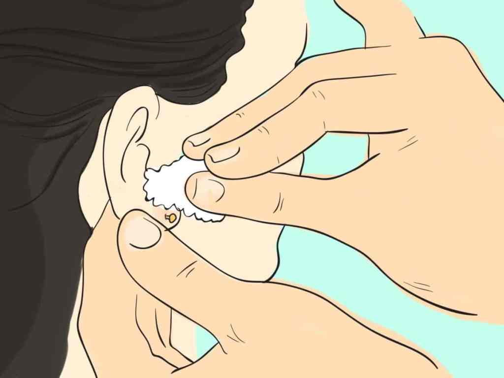 Desenho de uma pessoa limpando brinco na orelha de uma mulher