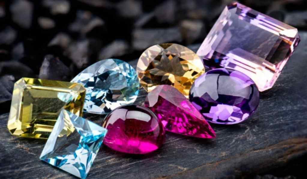 Algumas pedras preciosas em diferentes cores - psicologia das cores em pedras preciosas
