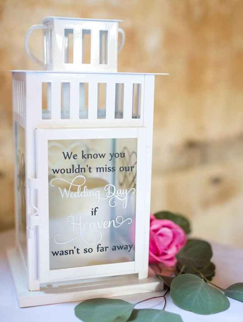 Lamparina decorativa escrito "nós sabemos que vocês não perderiam o dia do nosso casamento se o paraíso não fosse tão longe"