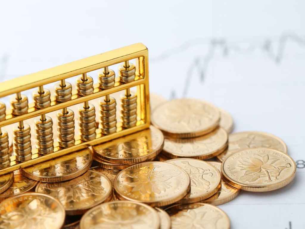 Balança feita de ouro e moedas de ouro