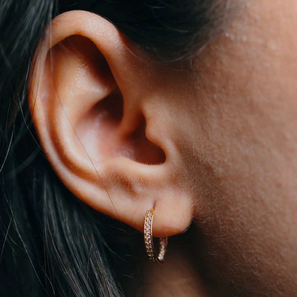 Brinco argola pequena rostov cravejada c/ zircônias ouro 18k