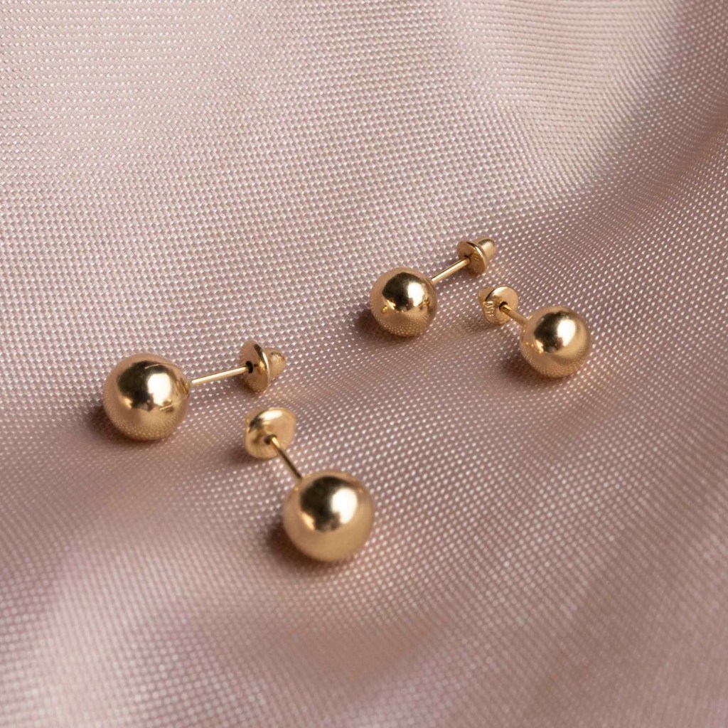 Brinco blanc cassé bola pequena polida ouro amarelo 18k