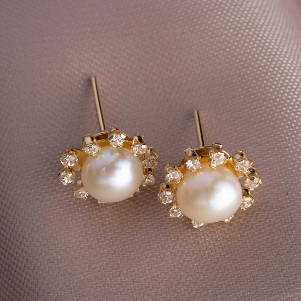 Brinco trondheim com pérola central e rodeado de zircônias ouro 18k