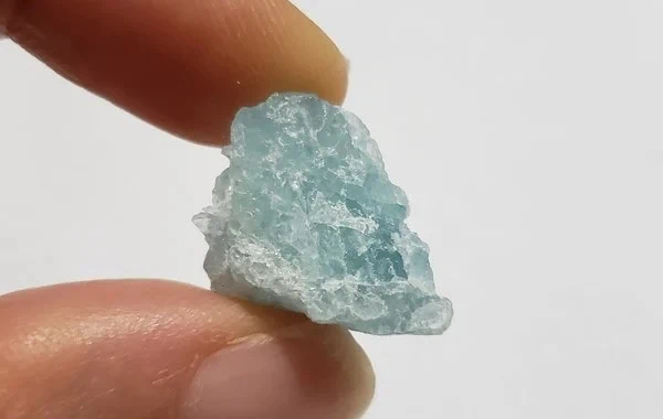 Pessoa segurando pedra de topázio