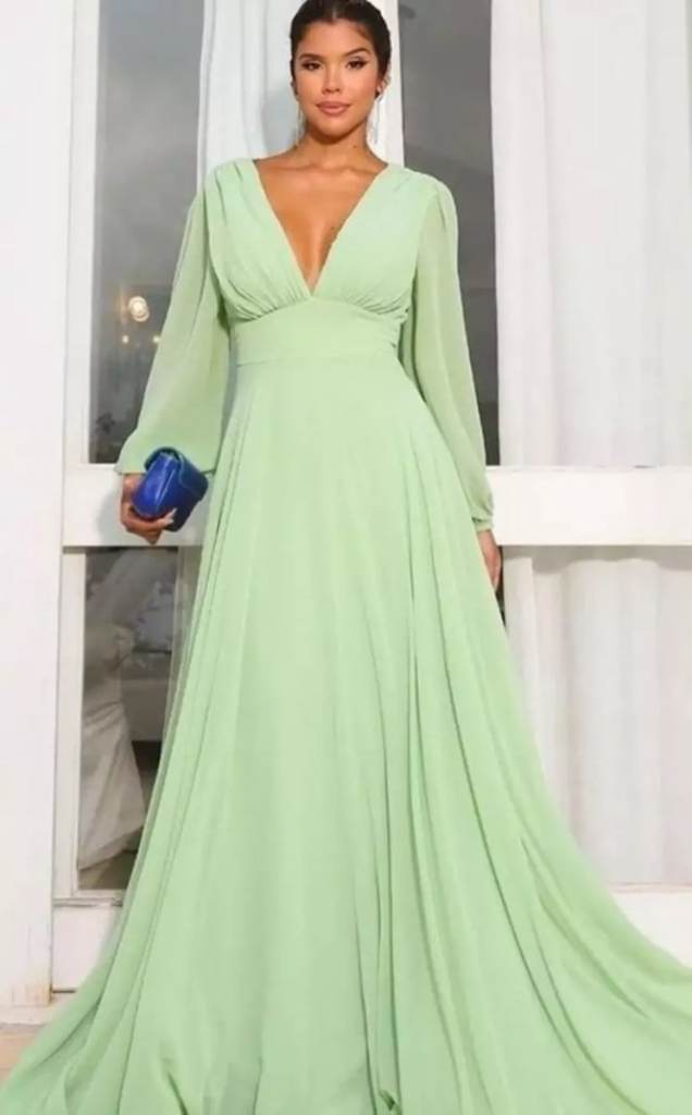 Mulher de cabelo preso usando vestido de festa longo verde claro de manga com decote em v - casamento no inverno