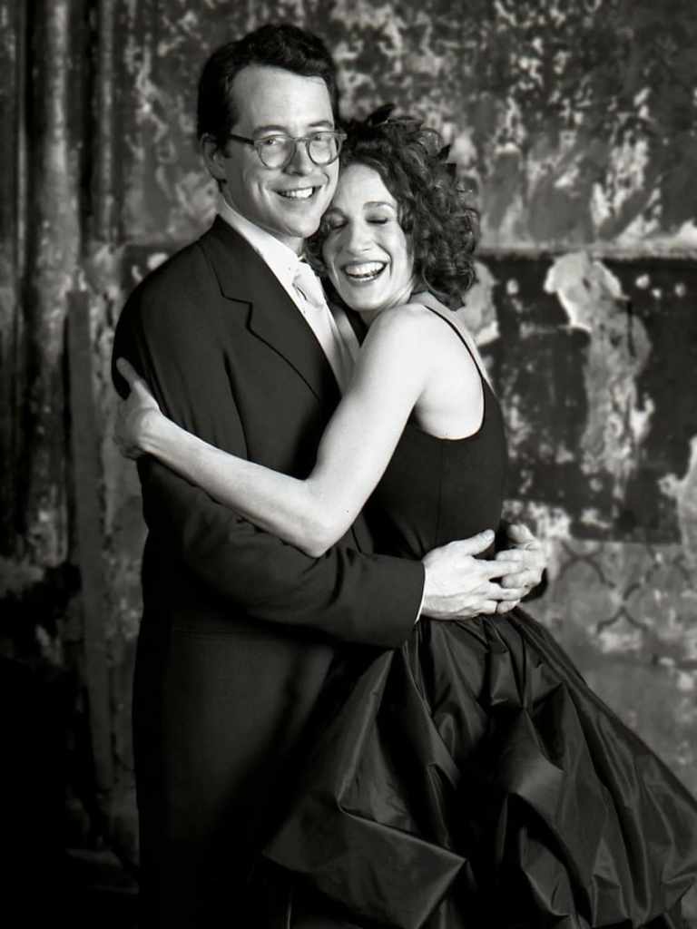 Vestido de noiva da sarah jessica parker é preto, na foto ela está abraçando o marido, a foto é em preto e branco