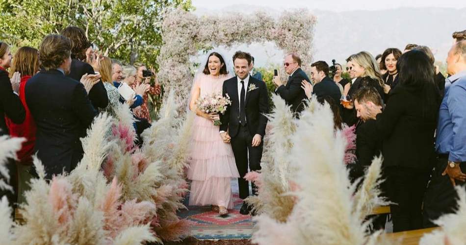 Mandy moore e marido no casamento saindo juntos, ela usa vestido de noiva rosa