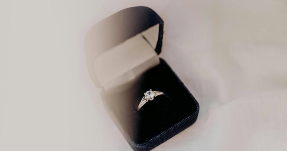 Caixinha preta com anel de noivado dentro