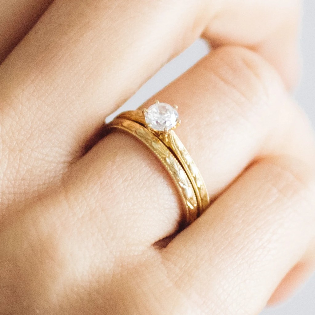Anel de noivado e alianca ouro amarelo - em qual mão se usa aliança de casamento e anel de noivado?