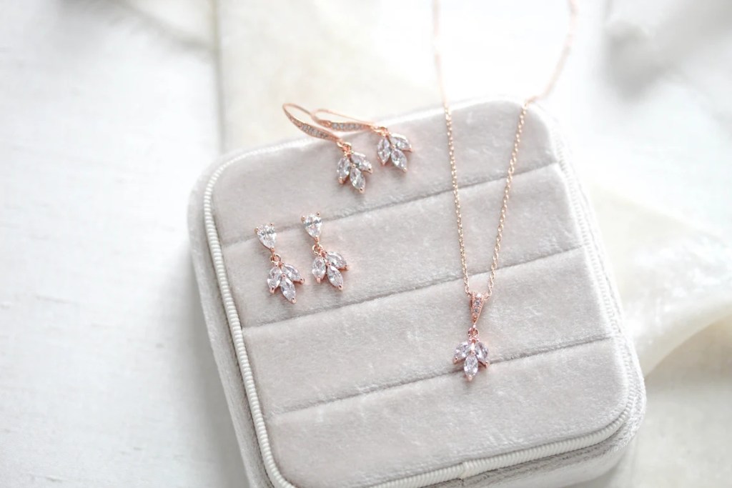 Conjunto de joias (brincos e colar) em ouro rosé com pedrinhas - como combinar ouro rosé?