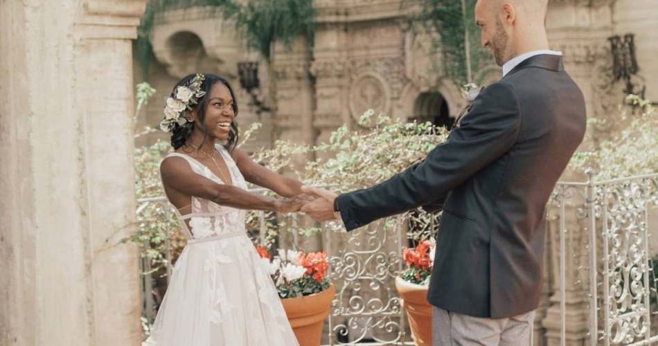 Noivo e noiva de mãos dadas fazendo o first look do casamento