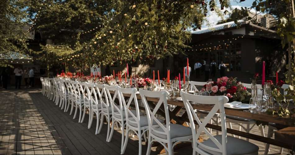 Cadeiras enfileiradas (vazias) em um casamento