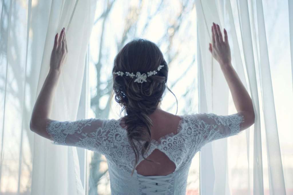 Noiva abrindo as cortinas