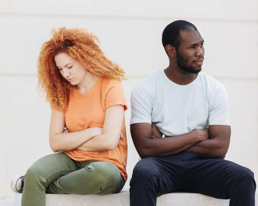 Casal sentados lado a lado, mas com rostos virados para lados opostos pois estão chateados. - post sobre 10 problemas mais comuns no casamento