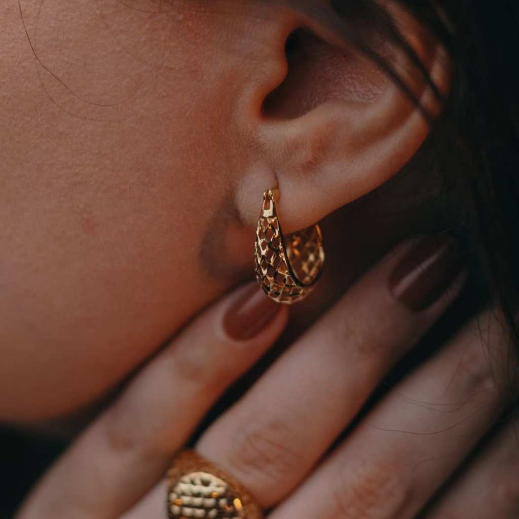 Brinco argola tourterelle telada vazada ouro amarelo 18k