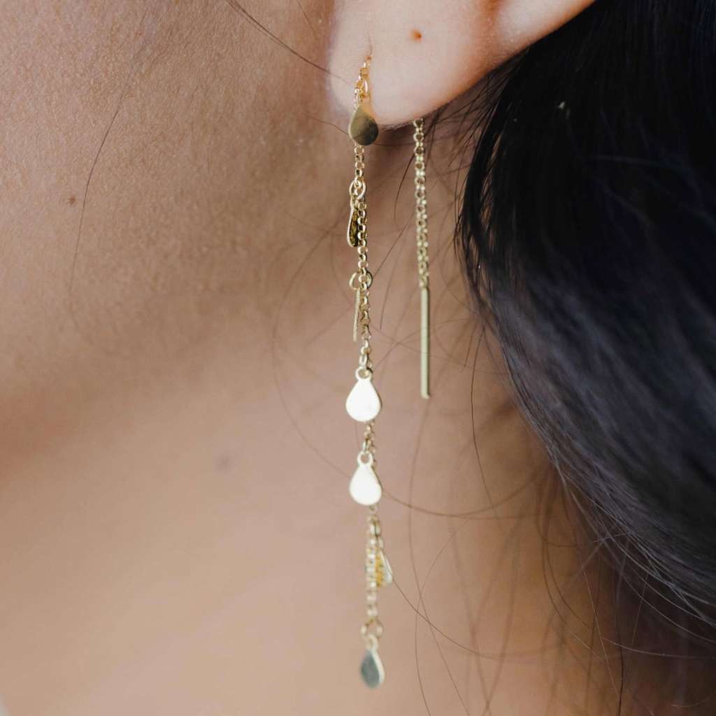 Brinco fio jena com gotas lisas corrente trespassada ouro 18k