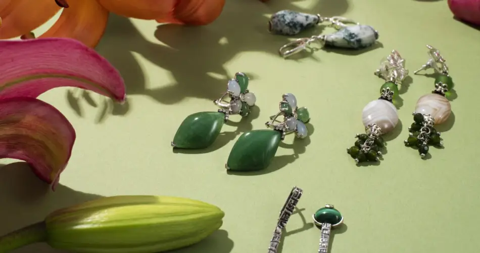 Imagem com diferentes joias, sob fundo verde claro.